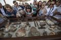 エジプトの古代都市サッカラの発掘現場で展示された、同国考古学チームが新たに発見した考古遺物（2018年11月10日撮影）。(c)KHALED DESOUKI / AFP