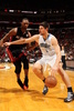 12-13NBAは6日、各地で試合が行われ、マイアミ・ヒート（Miami Heat）は97-96でオーランド・マジック（Orlando Magic）に辛勝し、連勝を16に伸ばした。

マイアミ・ヒートのクリス・ボッシュ（Chris Bosh）とマッチアップするオーランド・マジックのニコラ・ブーチェビッチ（Nikola Vucevic、2013年3月6日撮影）。(c)AFP/Getty Images/NBAE/Issac Baldizon