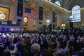 米ニューヨーク（New York）のグランド・セントラル駅（Grand Central Terminal）で1日、駅の開業100周年を祝うイベントが行われた。

100年の節目を祝い、駅舎内の店舗は商品を1913年当時の価格で販売。コーヒーは5セント（約4.6円）、靴磨きは10セント（約9.2円）で提供された。

1913年2月2日に開業した同駅は、70年代には解体の危機にも直面したが、現在は1日当たり約75万人が利用する国内最大規模の交通ハブになっている。ボザール建築の外観を誇る駅舎は、市内ではタイムズスクエア（Times Square）に次ぐ人気観光名所だ（2013年2月1日撮影）。(c)AFP/Getty Images/Slaven Vlasic