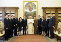 8日からイタリア・ラクイラ（L&apos;Aquila）で開催される主要8か国（G8）首脳会議参加のため同国入りした麻生太郎（Taro Aso）首相は7日、バチカン市国を訪問し、ローマ法王ベネディクト16世（Benedict XVI）と会談した。写真は、内謁中、法王（中央）と写真に納まる麻生首相（中央左）と随行団（2009年7月7日撮影）。(c)AFP/DANILO SCHIAVELLA