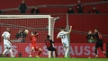 サッカーヨーロッパリーグ、決勝トーナメント1回戦第2戦、バイヤー・レバークーゼン対カラバフFK。チーム3点目を決めるバイヤー・レバークーゼンのパトリック・シック（右、2024年3月14日撮影）。(c)INA FASSBENDER / AFP