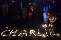 仏ストラスブール（Strasbourg）で開かれた、パリ（Paris）の風刺週刊紙シャルリー・エブド（Charlie Hebdo）本社襲撃事件の犠牲者追悼集会で、キャンドルで「シャルリー」の文字を作る人々（2015年1月7日撮影）。(c)AFP/PATRICK HERTZOG