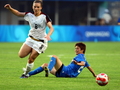 日本の近賀ゆかり（%%Yukari Kinga%%）のスライディングタックルをかわす米国のアミー・ロドリゲス（%%Amy Rodriguez%%）。（2008年8月9日撮影）(c)AFP