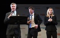米ニューヨーク（New York）で開催された「クリントン・ザ・ミュージカル（Clinton: the Musical）」のスペシャル・プレビューで役を演じるカール・ケンジラー（Karl Kenzler）、デューク・ラフーン（Duke LaFoon、中）、アレット・タイラー（Alet Taylor、右、2014年7月2日撮影）。(c)AFP/Timothy A. CLARY
