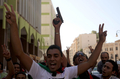 リビア・ベンガジ（Benghazi）でムアマル・カダフィ（Moamer Kadhafi）大佐への逮捕状発行を喜ぶ反体制派（2011年6月27日撮影）。(c)AFP/PATRICK BAZ