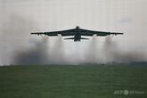 米軍のB52爆撃機、西部カリフォルニア州で墜落 乗員8人死亡か