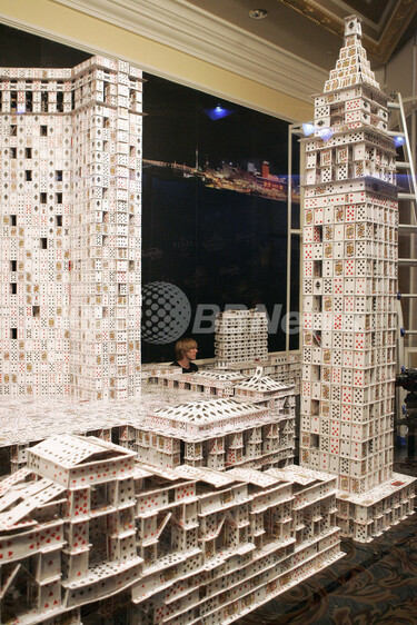 トランプ guinness トランプで作る建造物」ギネス記録を更新、約22万枚を使用！ 写真4枚