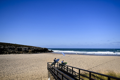 豪カップルが自撮り試み転落死、ポルトガルの人気ビーチで