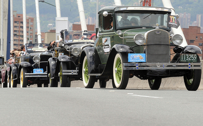 自慢のクラシックカーが続々と登場、コロンビアのフラワーフェスティバル