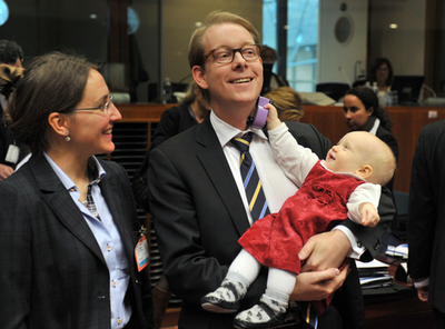 スウェーデン閣僚、EU理事会に赤ちゃん連れて「出勤」