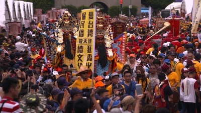 線香で大気汚染？ 台湾、当局の抑制策に寺院などが抗議デモ