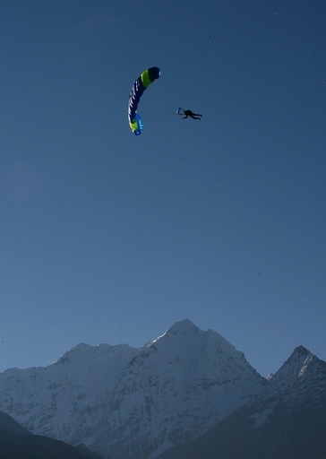 不正金融取引で手配の男、飛行機事故死を偽装して逃亡図る