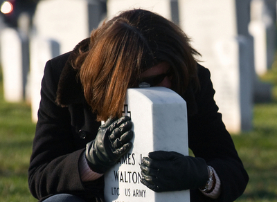 戦死者にクリスマス・リースを、米アーリントン国立墓地