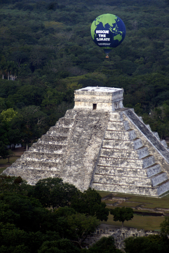 メキシコ古代遺跡上空に熱気球、COP16へ「気候を救おう」