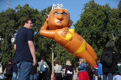 「ビキニ姿のロンドン市長」バルーン登場、「赤ちゃんトランプ」デモに仕返し