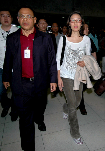 タイ株価急落でUBS元幹部ら2人を逮捕、国王の健康不安説を流布