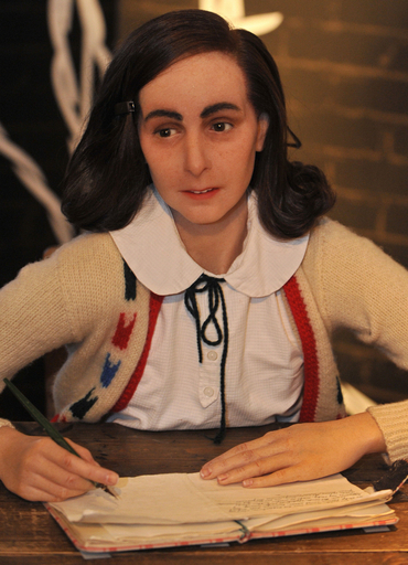 独ろう人形館にアンネが登場