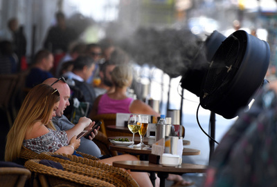 猛暑のスペイン、生徒らを冷房の効いた葬儀場へ移動