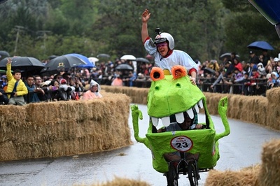 ドラゴンにミシンも出走 南米コロンビアで手作りカートレース