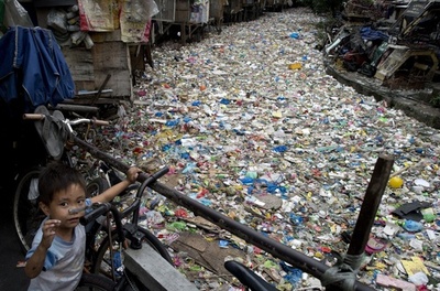 水面を覆う大量のごみ、比マニラの川