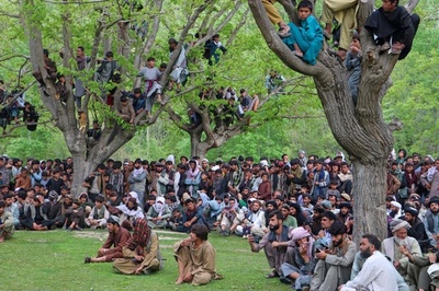 【今日の1枚】まるでヒトのなる樹、伝統レスリングを観戦 アフガニスタン