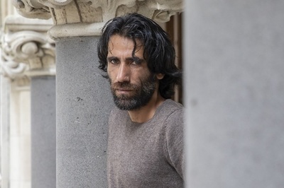 携帯電話での執筆作で文学賞受賞のクルド難民、NZが亡命許可