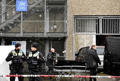 独「エホバの証人」施設銃撃、6人死亡 元信者の容疑者自殺