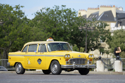 街を彩るビンテージ車のパレード、パリで開催