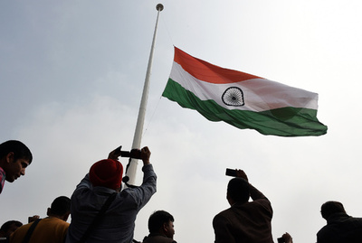 記者が火を付けられ死亡、政治家の汚職疑惑を取材 インド