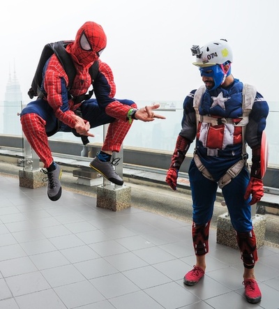 「スパイダーマン」もベースジャンプ、マレーシアで国際大会