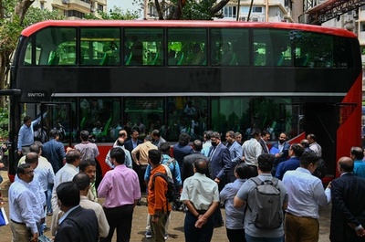 印ムンバイ、2階建て電動バスお披露目