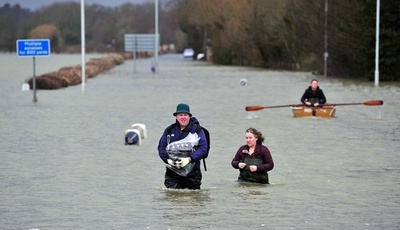 洪水被害の英国に暴風雨、15万世帯停電