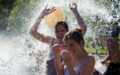 「フラッシュモブ」で水合戦！独ベルリン