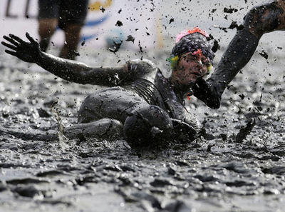 これぞまさしく「泥試合」、ドイツ北部沿岸で干潟サッカー大会