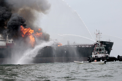 メキシコ湾のタンカー炎上、燃料漏れで海上にも火災拡大