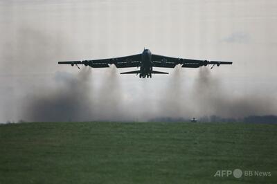米軍のB52爆撃機、西部カリフォルニア州で墜落 乗員8人死亡
