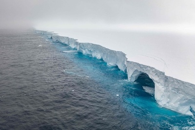 世界最大の氷山「A23a」 浸食で巨大な穴やアーチ