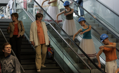 通行人もびっくり、独空港のエスカレーターで踊る謎の集団