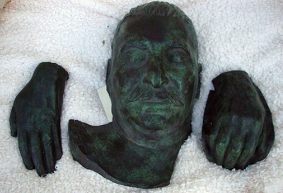 スターリンのブロンズ製デスマスク、53万円で落札 英国