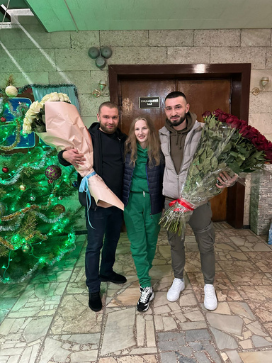 捕虜交換で解放の軍医、同僚兵士と婚約 ウクライナ