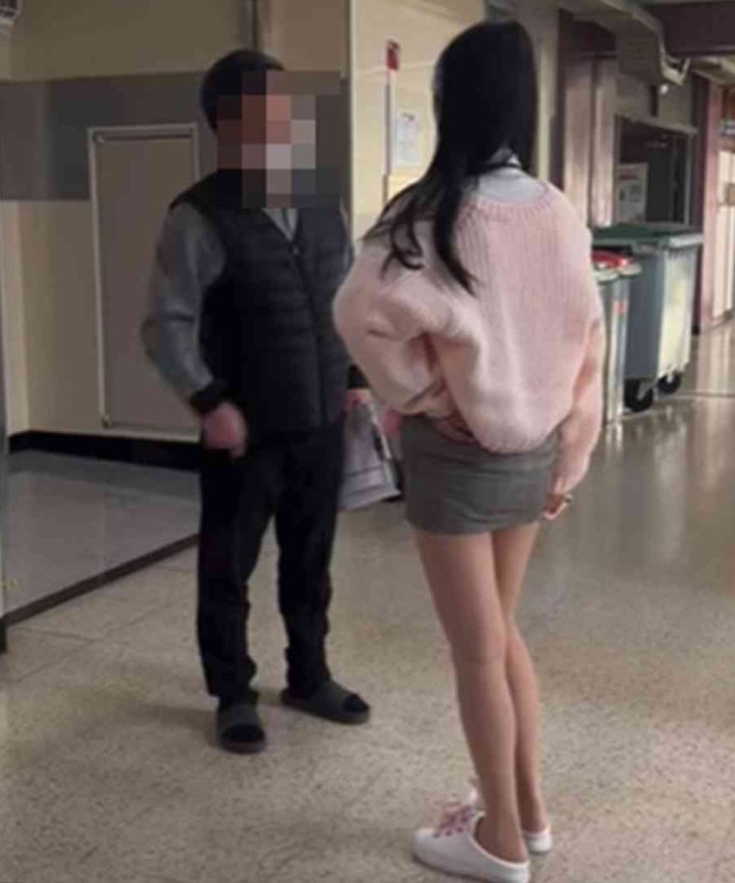 ある女子生徒が男子教師と争う姿が盛り込まれた映像が公開され、議論になっている（KBSニュースのキャプチャー）(c)news1