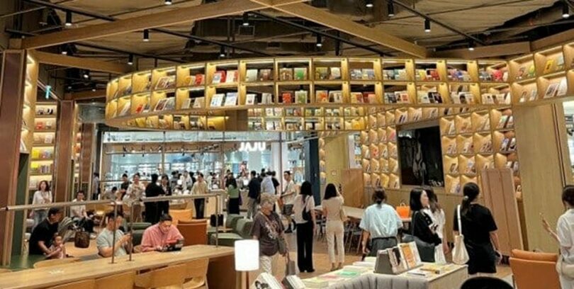 スターフィールドマーケット2階に設置された休息空間(c)KOREA WAVE