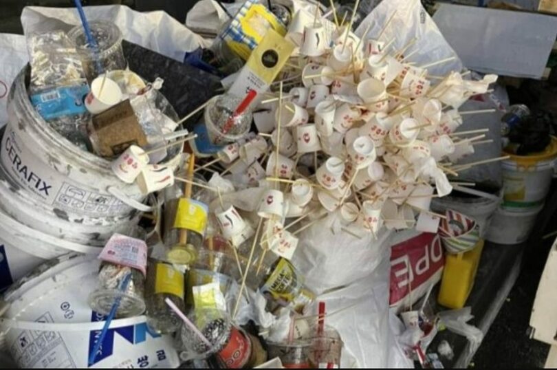 道端に積もったタンフルのゴミ（写真=オンラインコミュニティキャプチャー）(c)news1