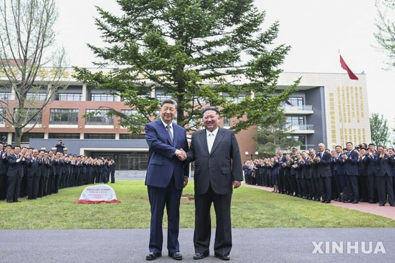 北朝鮮のキム・ジョンウン（金正恩）朝鮮労働党総書記（右）と中国の習近平国家主席＝新華社(c)NEWSIS