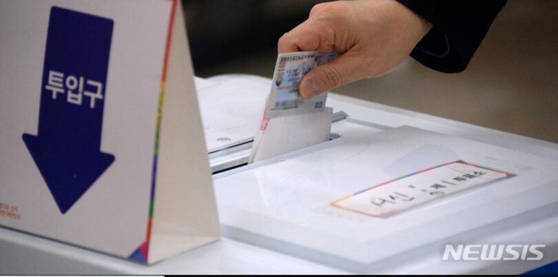 補欠選挙で投票する有権者(c)NEWSIS