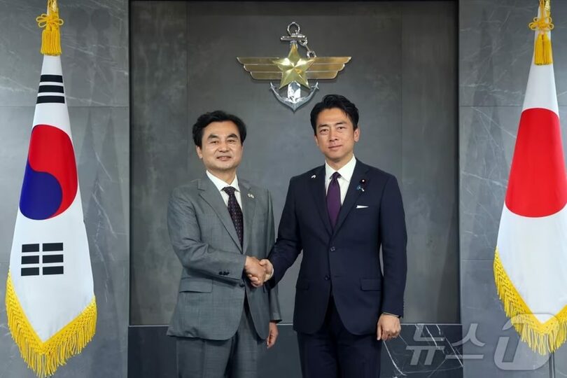 28日、ソウルの韓国国防省で握手を交わす小泉進次郎防衛相とアン・ギュベク（安圭伯）韓国国防相＝韓国国防省提供(c)news1