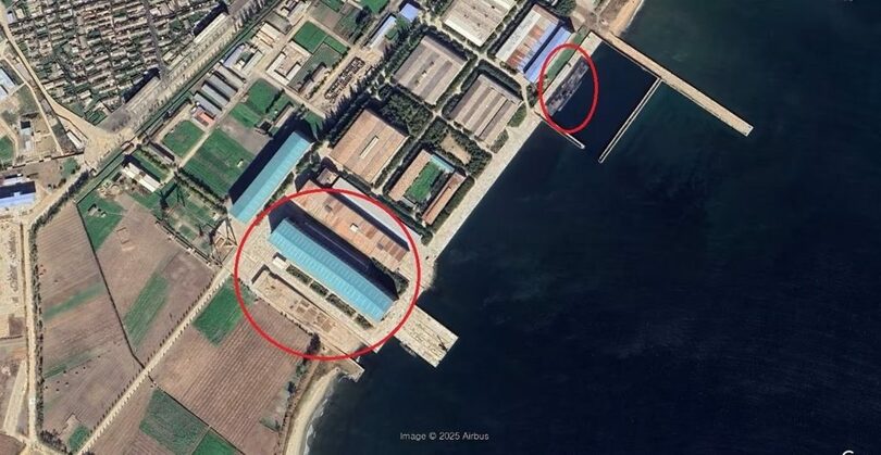 北朝鮮・咸鏡南道新浦市六坮洞の海岸にある核潜水艦建造施設とされる場所。左側の赤丸は建造施設、右側の赤丸内には2023年に建造された「金君玉英雄艦」が停泊している＝Google Earth(c)news1