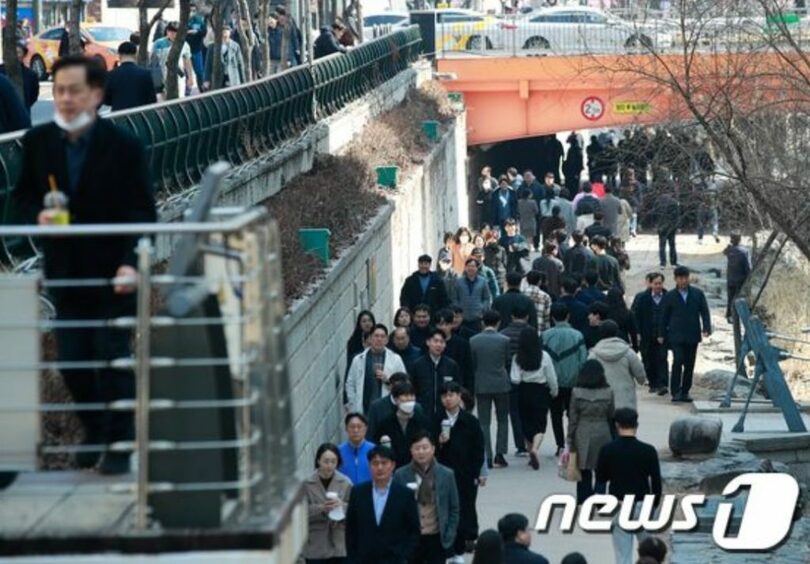 ソウル・清渓川を散歩する会社員ら(c)news1