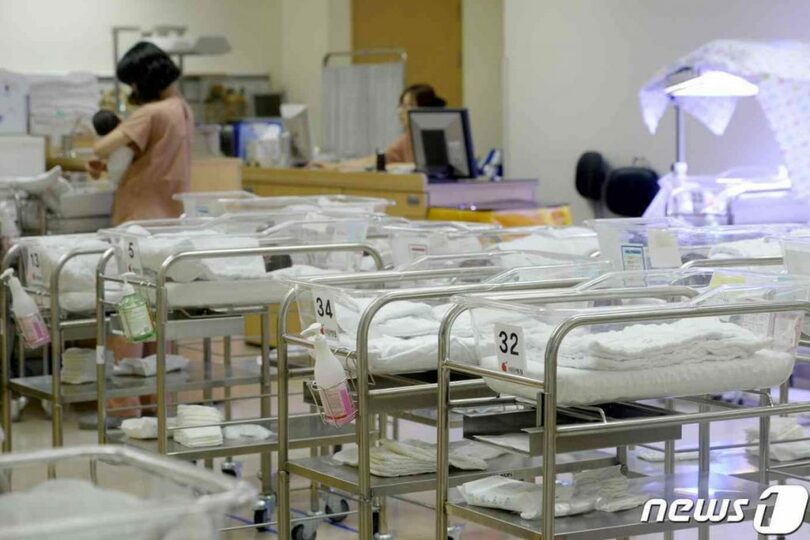ソウル市内の病院の新生児室の様子(c)news1