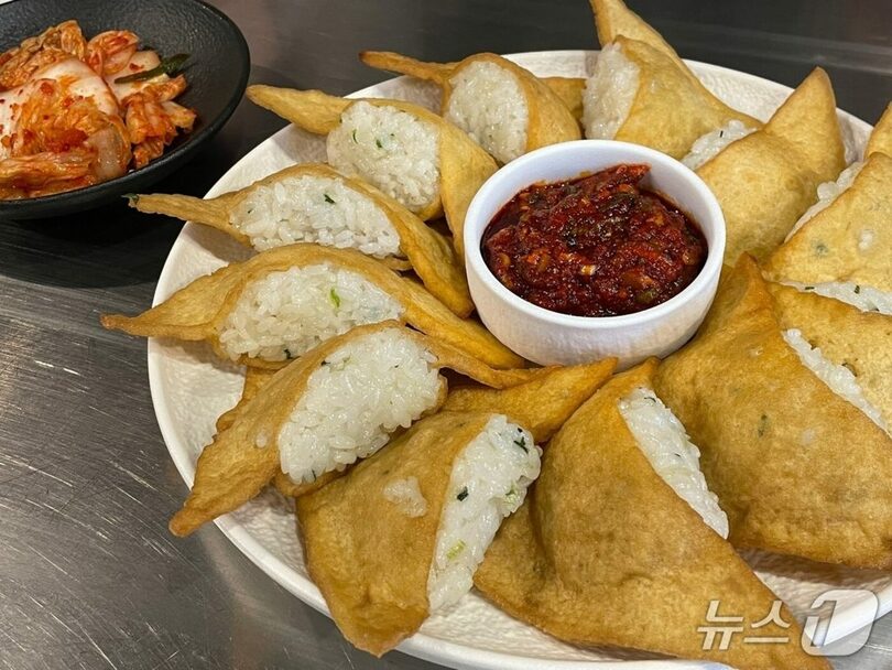 北朝鮮の代表的なストリートフード「豆腐ご飯」。揚げた豆腐の中にご飯を詰め、独特の歯ごたえがある(c)news1